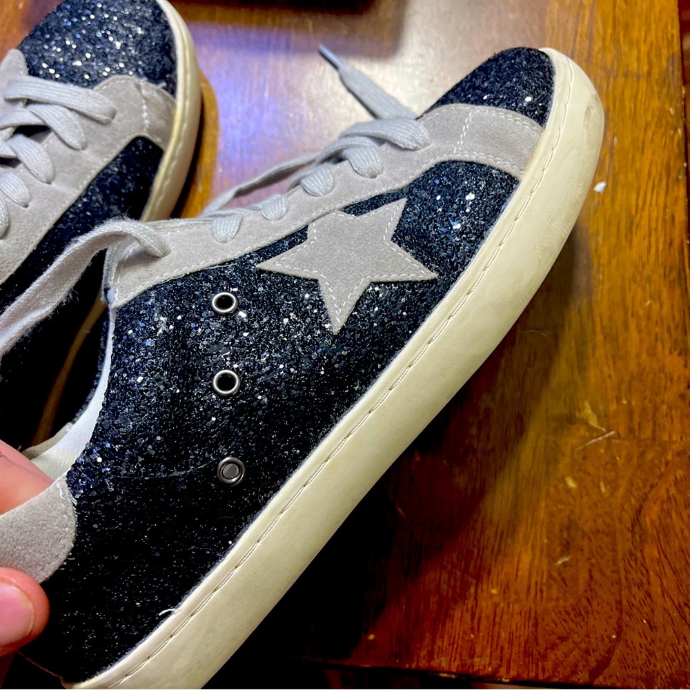Black sparkles with grey stars